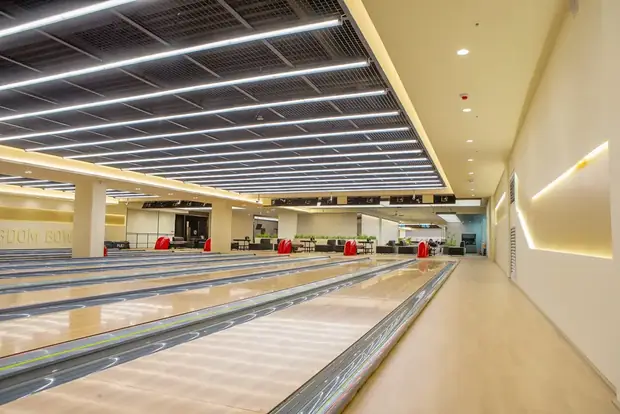 울산 중구 킹덤볼링장 볼링장 인테리어 시공 사례 - 레일과 천장 라인 조명