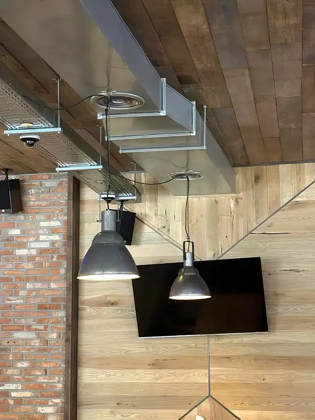 울산 남구 삼산트레비어 주점 인테리어 시공 사례 - 벽돌 마감과 펜던트 조명